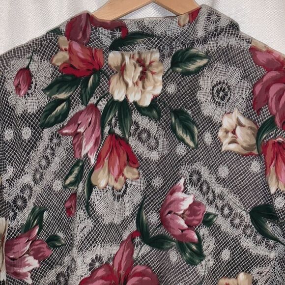 VGT abstract flower print button down top. Size 16 - Picture 11 of 13